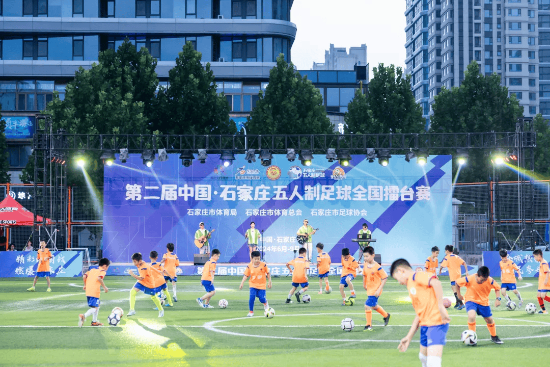 关于国内足球擂台赛继续进行，实力对决惊心动魄的信息