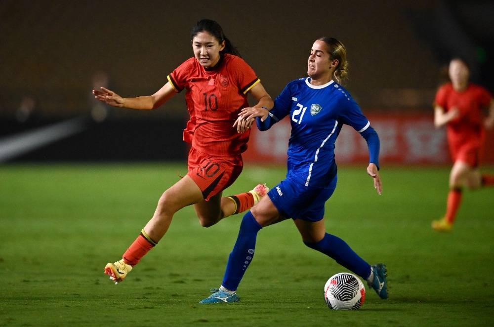 中国女足球员在国际比赛中取得辉煌胜利
