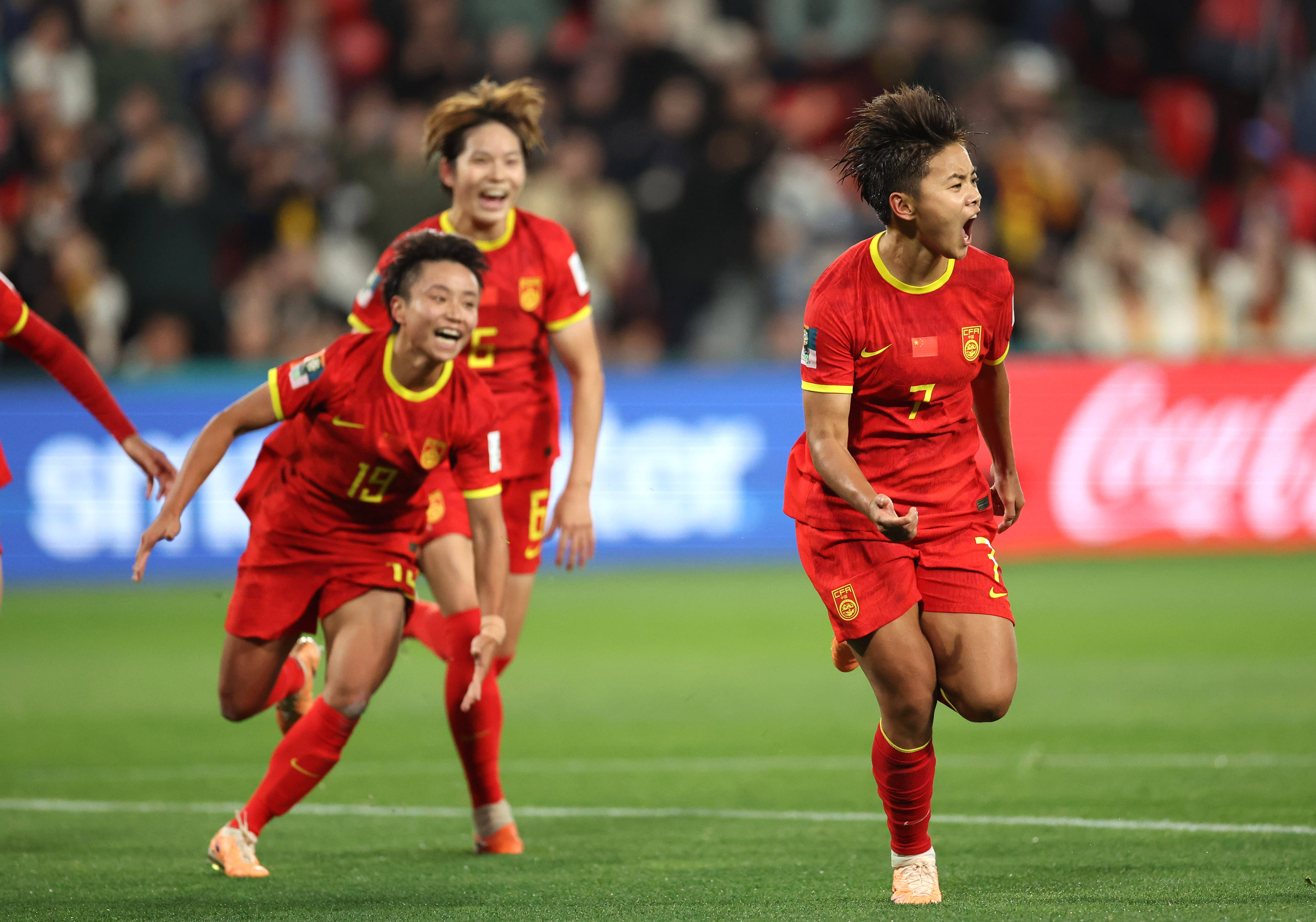 中国女足球员在国际比赛中取得辉煌胜利