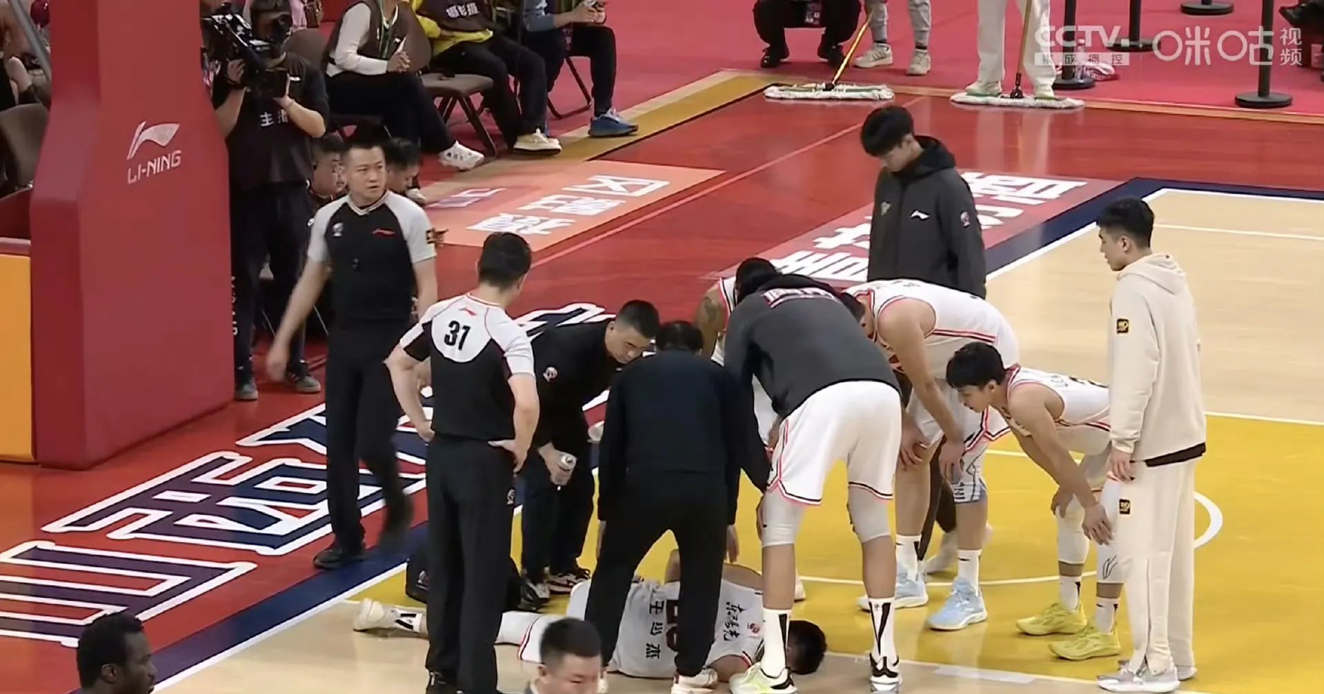 对手连续进攻，球队丢球惨重