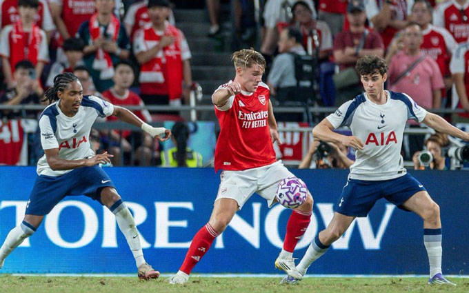 阿森纳前锋精准射门,连续进球 阿森纳前锋精准射门,连续进球