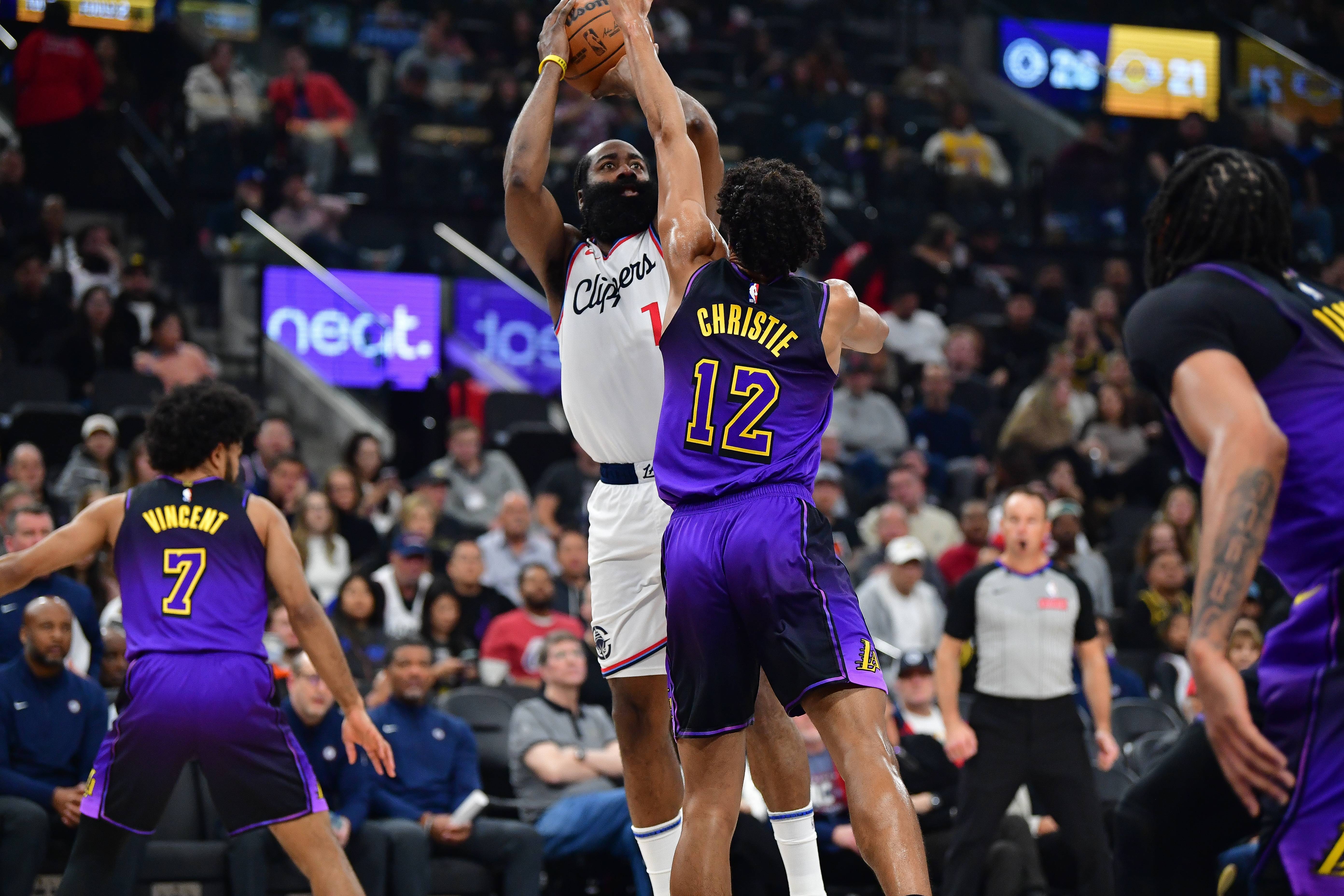 快船击败湖人,豪取四连胜 快船击败湖人,豪取四连胜