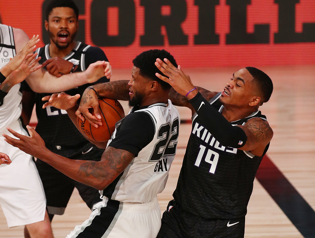 马刺完胜爵士,德罗赞24分送16助攻的简单介绍 马刺完胜爵士,德罗赞24分送16助攻的简单介绍