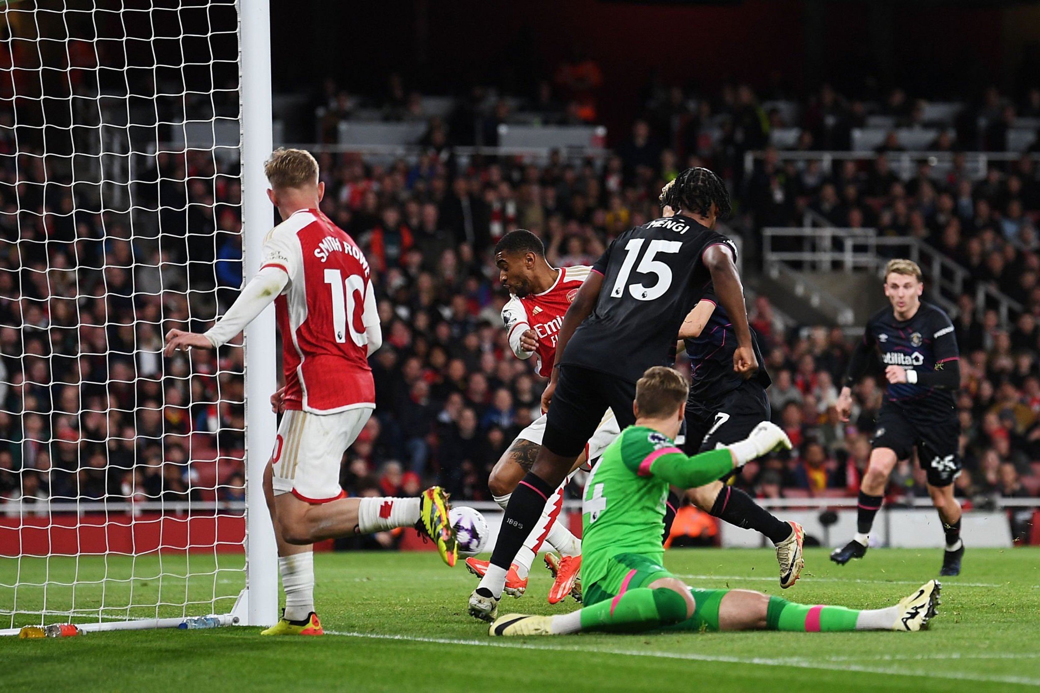 梅赛德斯横扫红牛二队，汉密尔顿状态火热