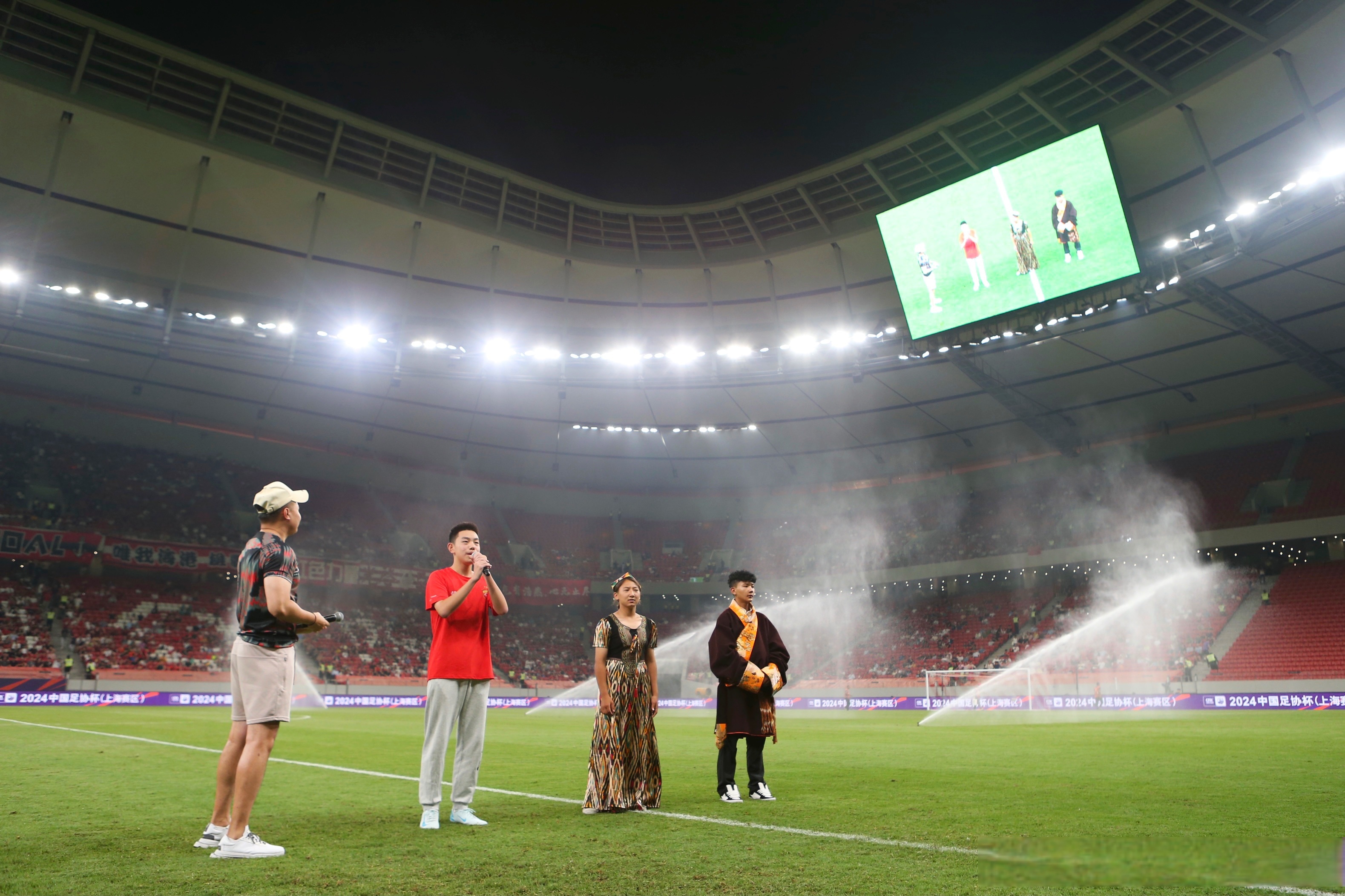 顶级足球比赛即将打响,球迷热情高涨 顶级足球比赛即将打响,球迷热情高涨