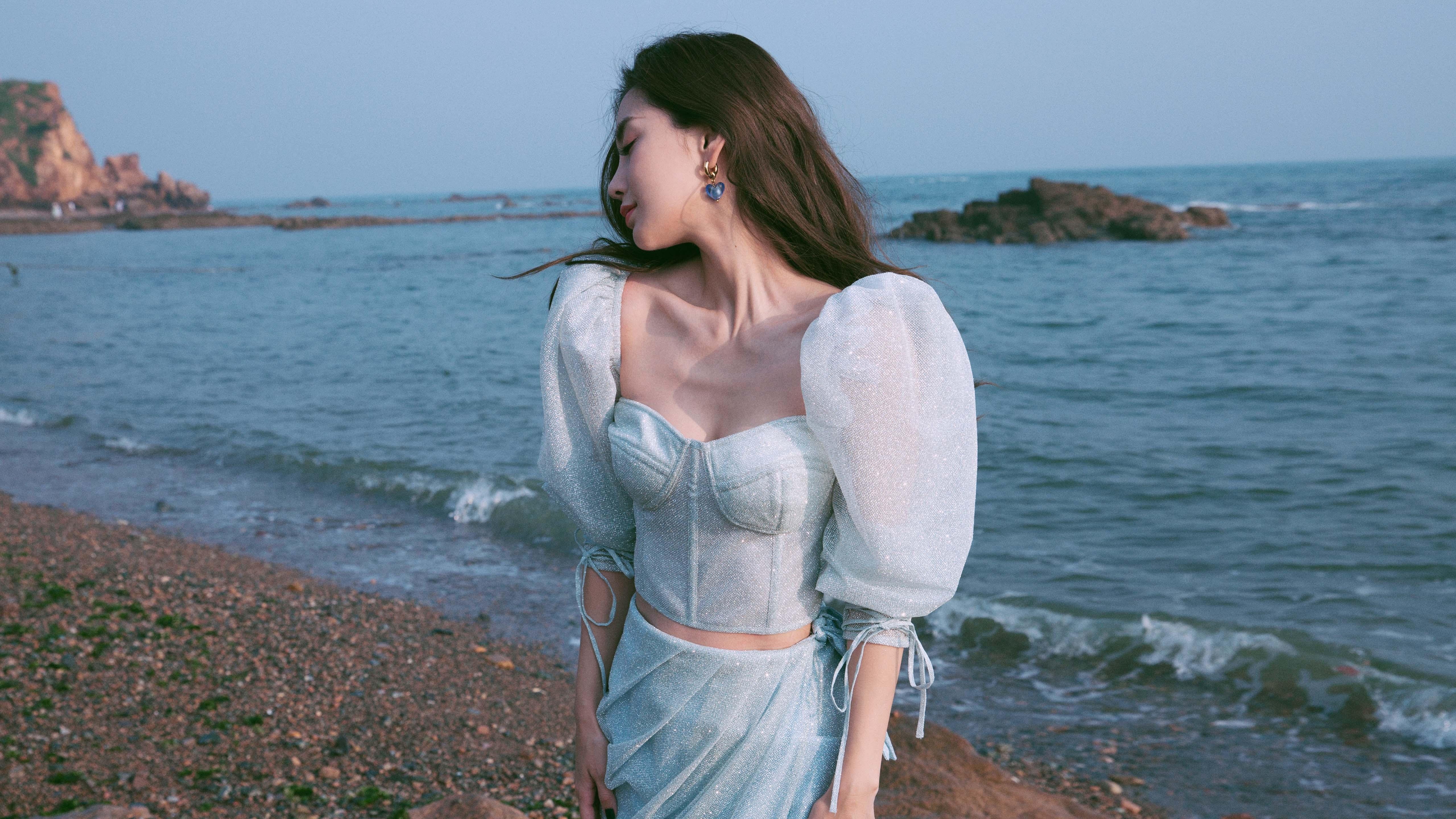 引擎咆哮中的完美诗篇，米切尔在F1揭幕战之夜书写传奇