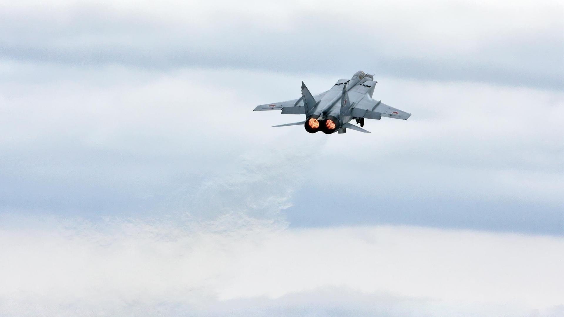 神兵天降！恩比德连续得分狂潮撕裂篮网防线，76人主场告捷